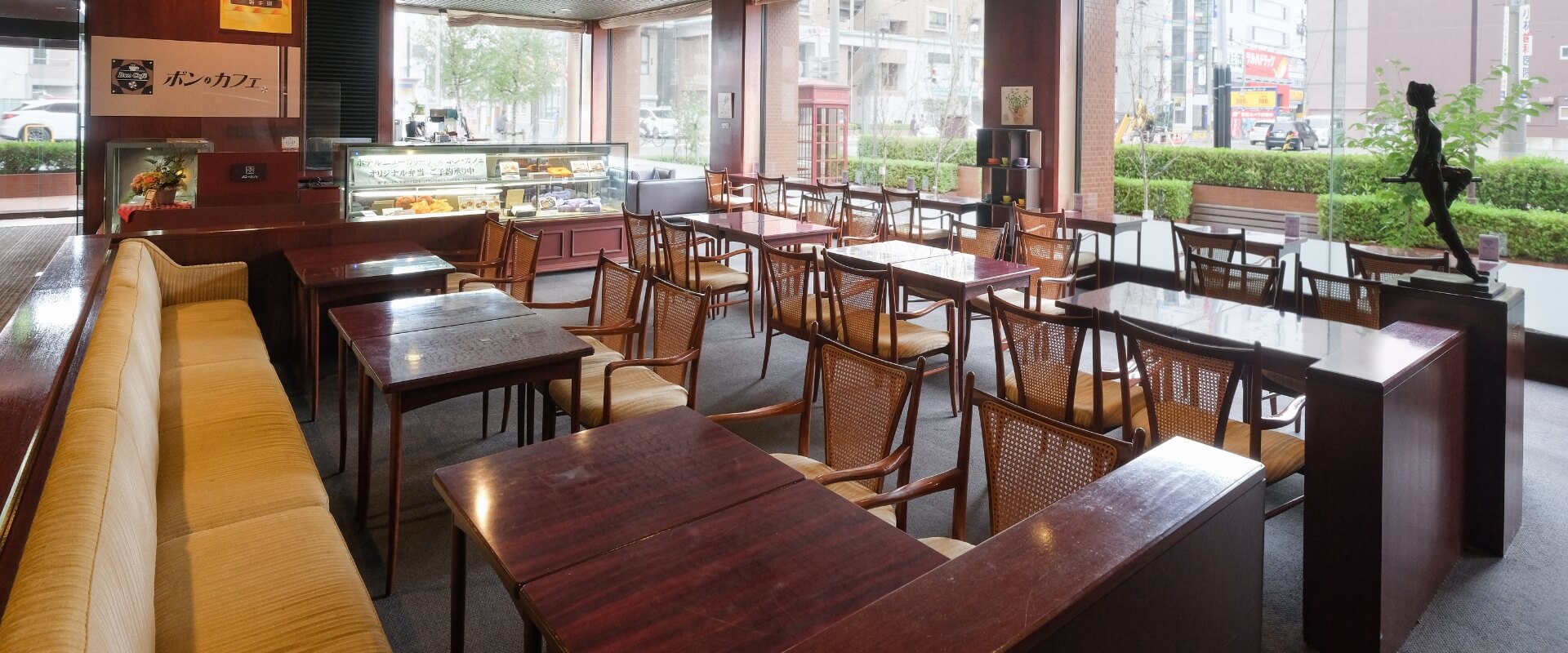CAFE LOUNGE 落ち着いた雰囲気のロビーラウンジお食事とお飲み物をを楽しむことができる空間